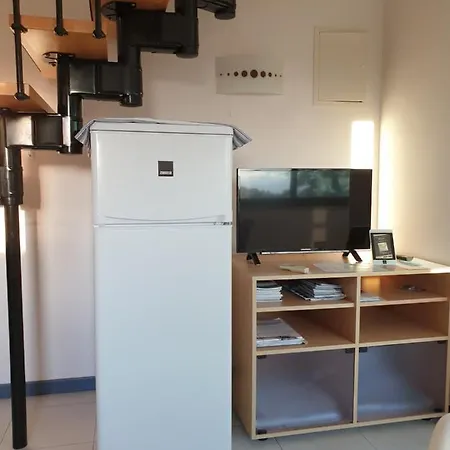 Adri, Parking In The Yard 로비니