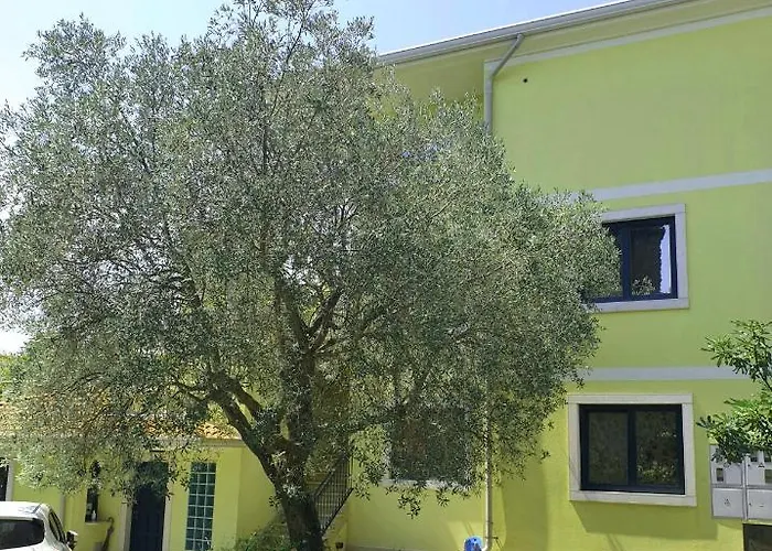 Lägenhet Adri, Parking In The Yard