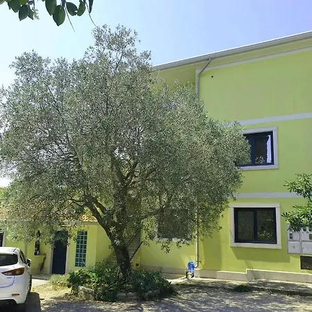 Apartment Adri, Parking In The Yard