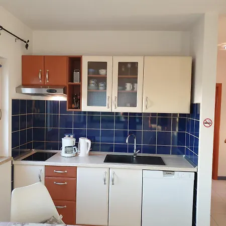 Appartement Adri, Parking In The Yard
